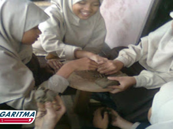 Menyentuh Tanah Liat: Eksplorasi Seni Keramik di SMPIT Logaritma Karanganyar Menyentuh Tanah Liat: Eksplorasi Seni Keramik di SMPIT Logaritma Karanganyar