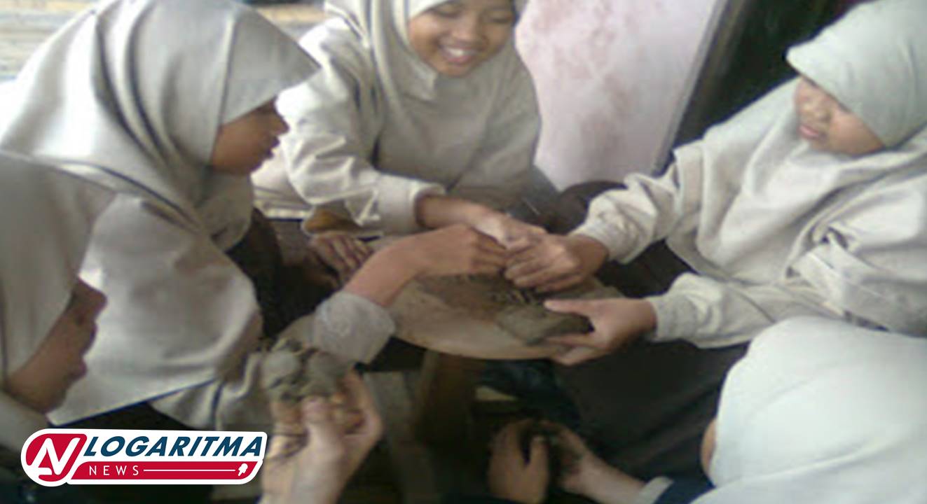 Menyentuh Tanah Liat: Eksplorasi Seni Keramik di SMPIT Logaritma Karanganyar Menyentuh Tanah Liat: Eksplorasi Seni Keramik di SMPIT Logaritma Karanganyar