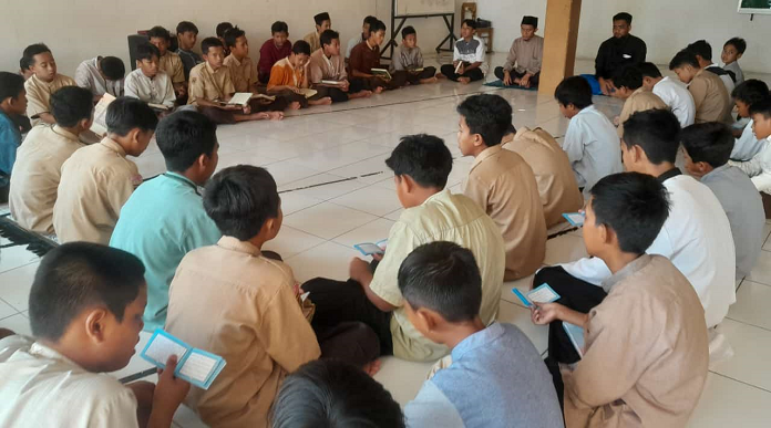 Pembiasaan Dzikir Pagi dan Petang di Pondok Pesantren Daaruth Thoyyibah Pembiasaan Dzikir Pagi dan Petang di Pondok Pesantren Daaruth Thoyyibah